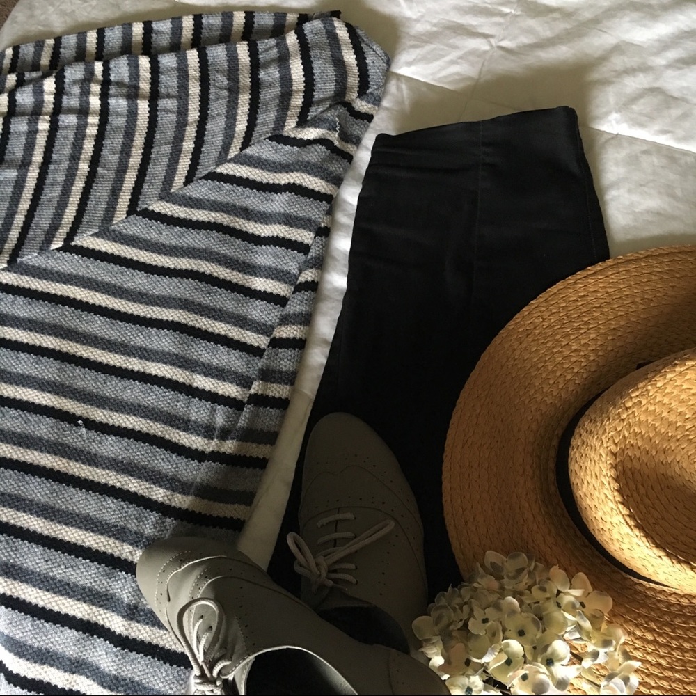 🕶2/$10🕶 S T R I P E S   |   Long sweater. Comfy